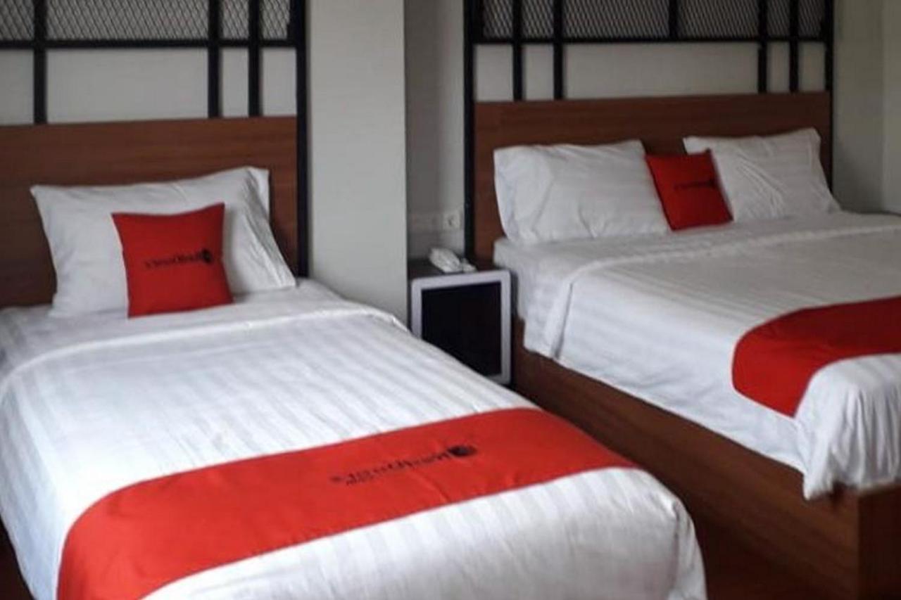 Reddoorz Plus @ Doorman Guest House Bandung Extérieur photo